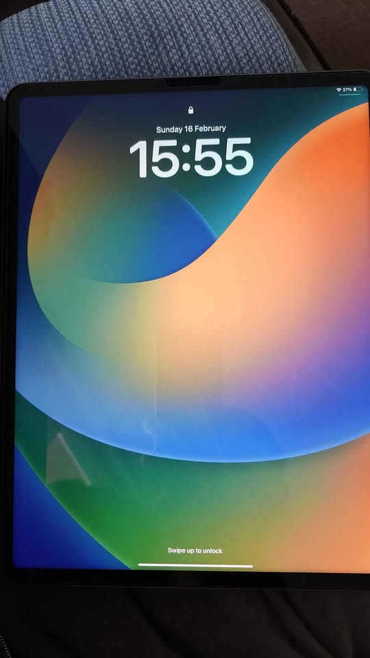 Apple iPad Pro 12.9inch M2 6th Gen 128WiFi + 5G. Official Apple magic keyboard. With original boxes